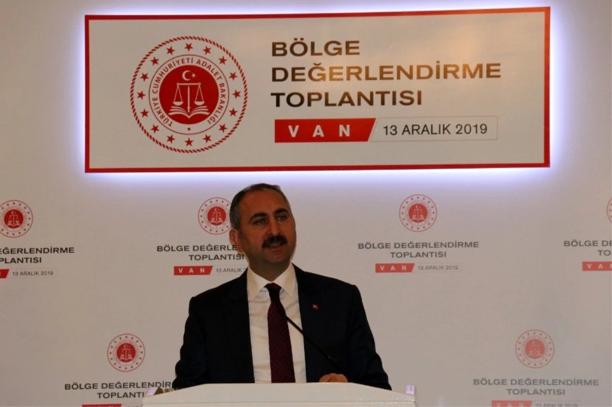 Adalet Bakanı Gül: "Hakim görünümlü militanların ayaklar altına alma girişiminde bulunduğu hukuku...