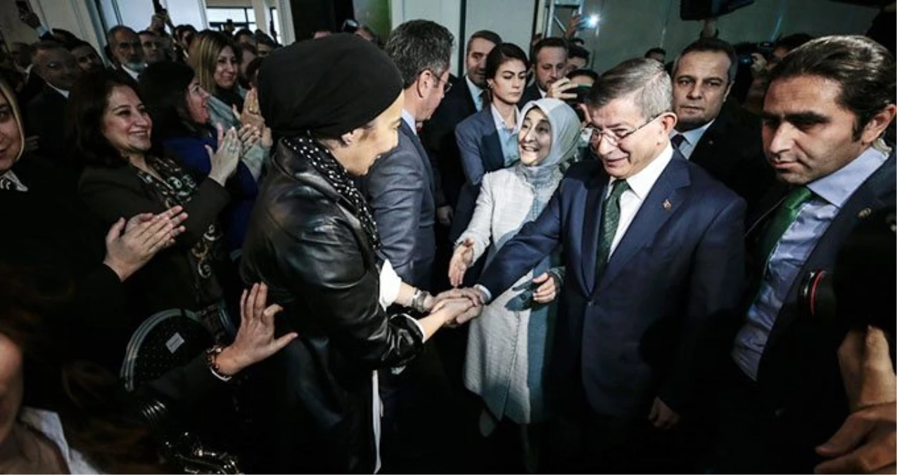 Ahmet Davutoğlu ile Nihal Olçok el ele poz verdi