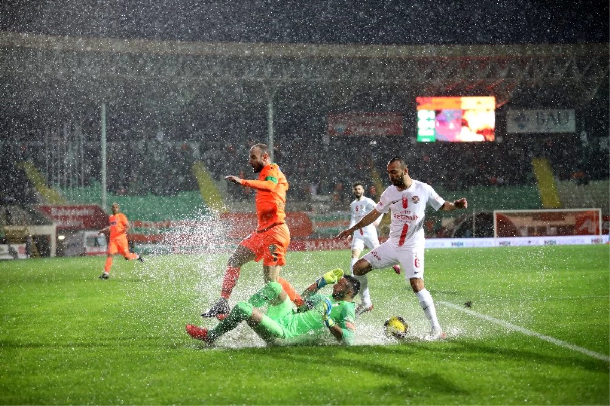 Antalya derbisinde yağmur var, kazanan yok