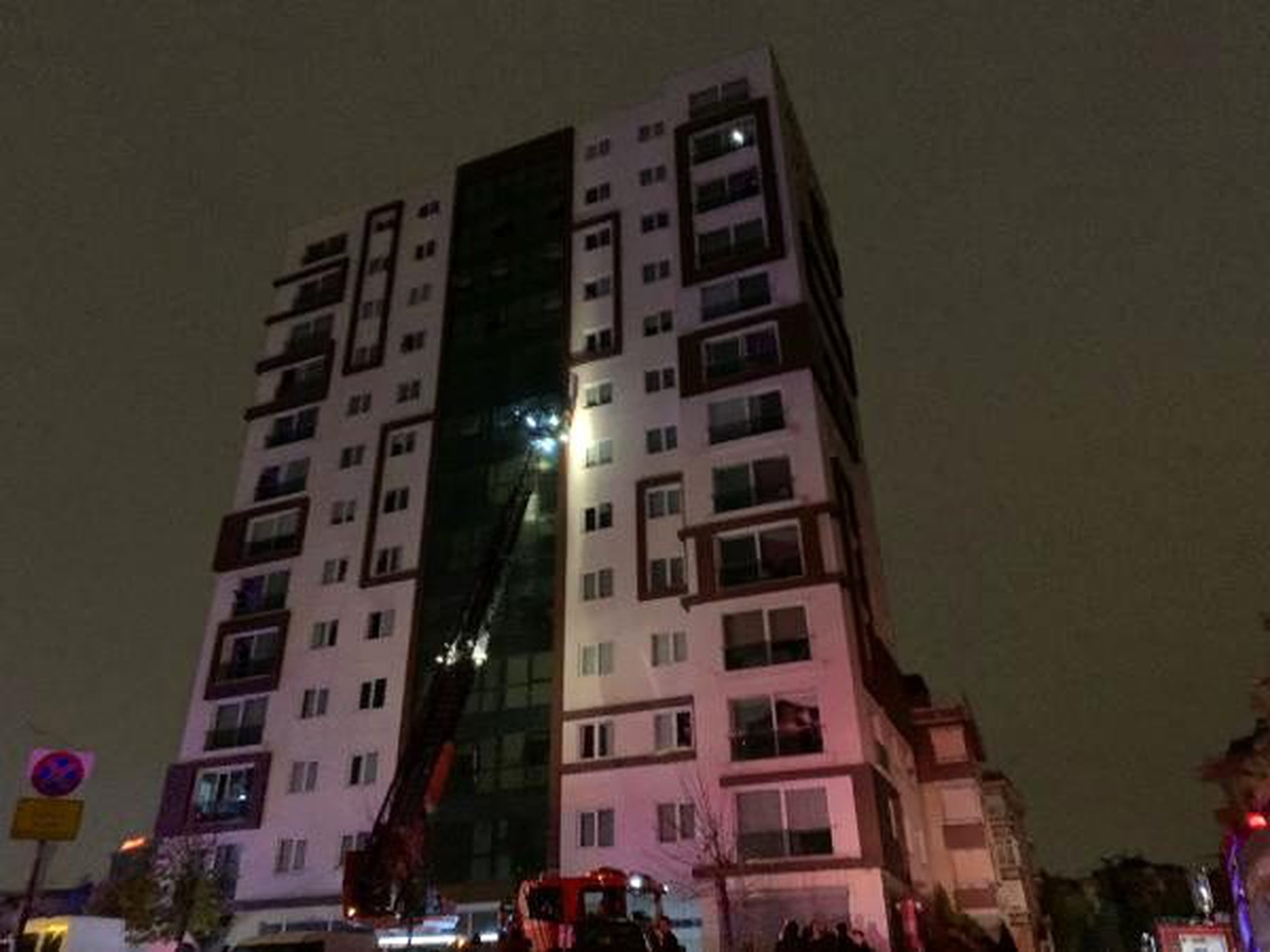 Apartmanın elektrik panosunda yangın: Mahsur kalan 14 kişi kurtarıldı
