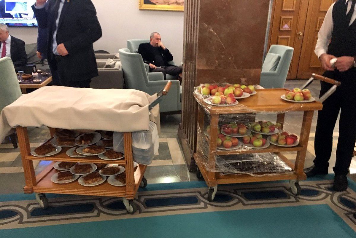 Bütçe görüşmelerine tatlı molası