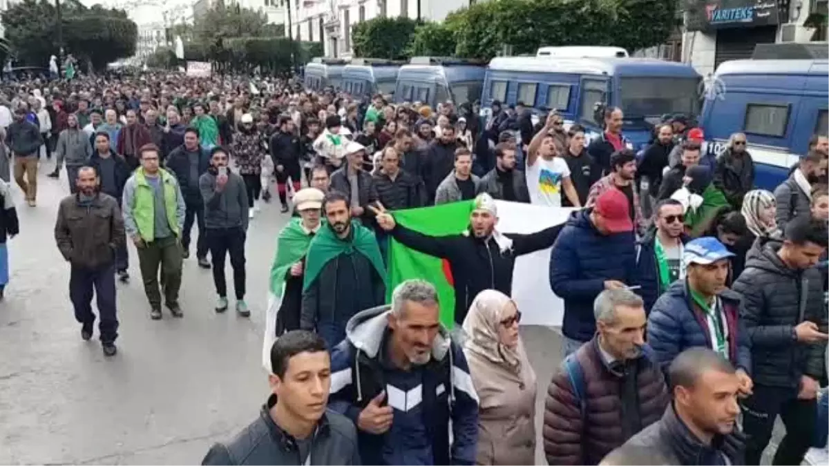 Cezayir\'de binlerce kişi cumhurbaşkanlığı seçimi ve sonucunu protesto etti