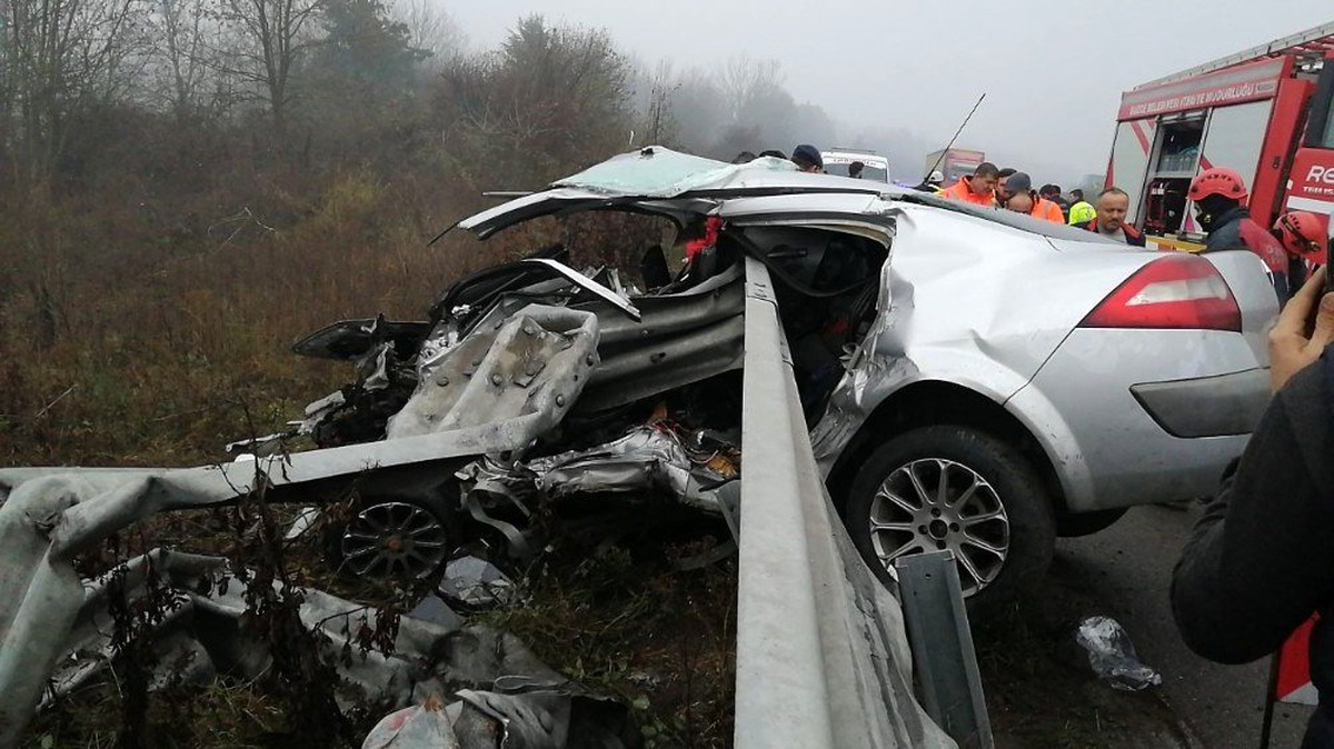 Düzce\'de, kontrolden çıkan otomobil bariyerlere ok gibi saplandı