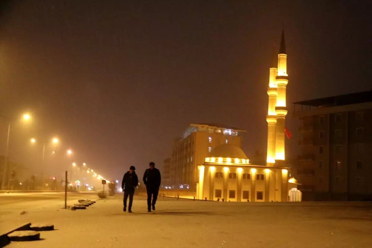 Erzurum ve Ağrı kar yağışı nedeniyle beyaza büründü