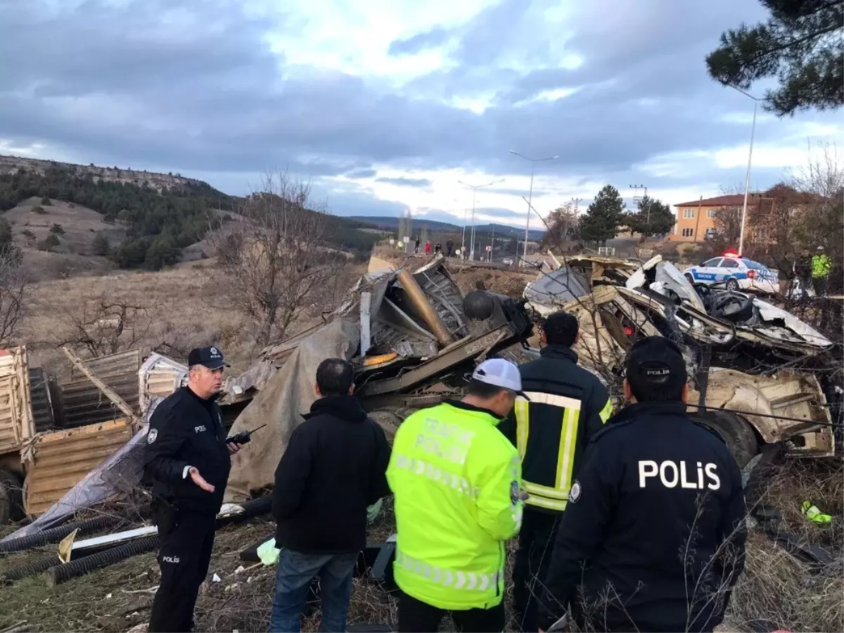 Freni boşalan tır şarampole devrildi: 1 ölü