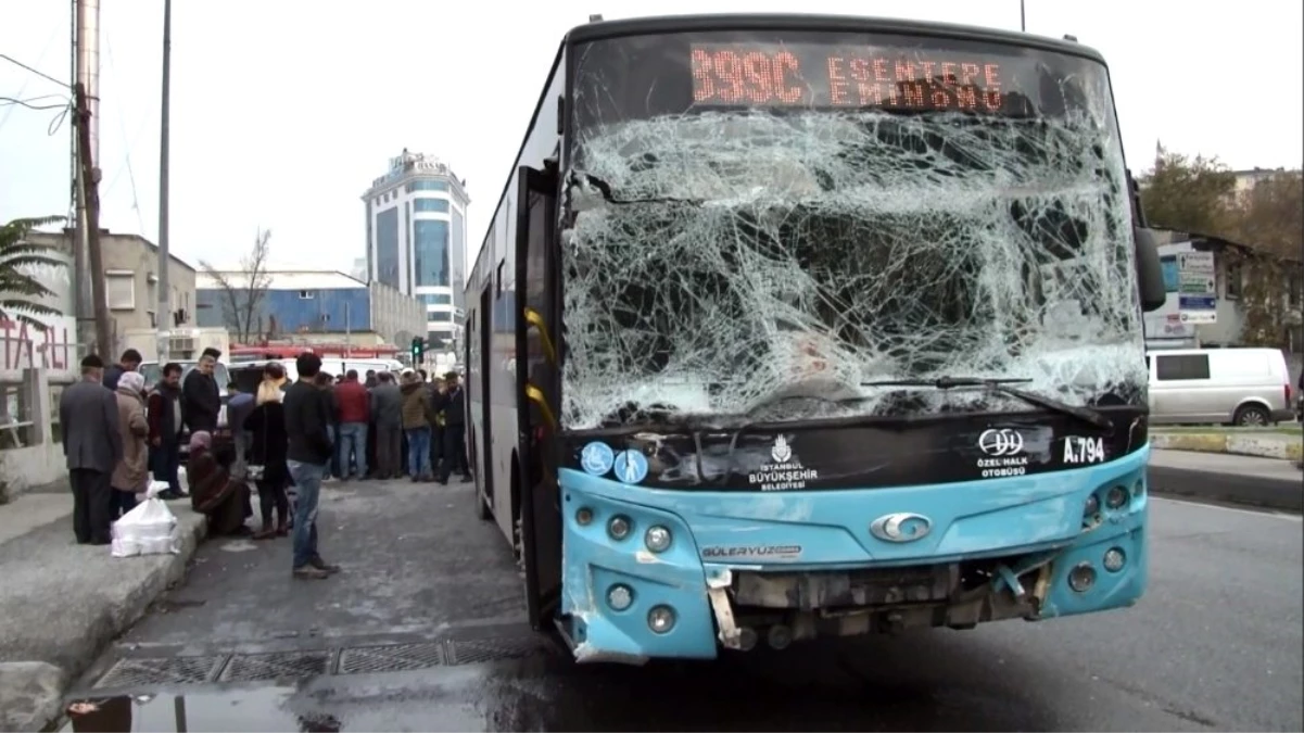Gaziosmanpaşa\'da halk otobüsü kaza yaptı: 4 yaralı