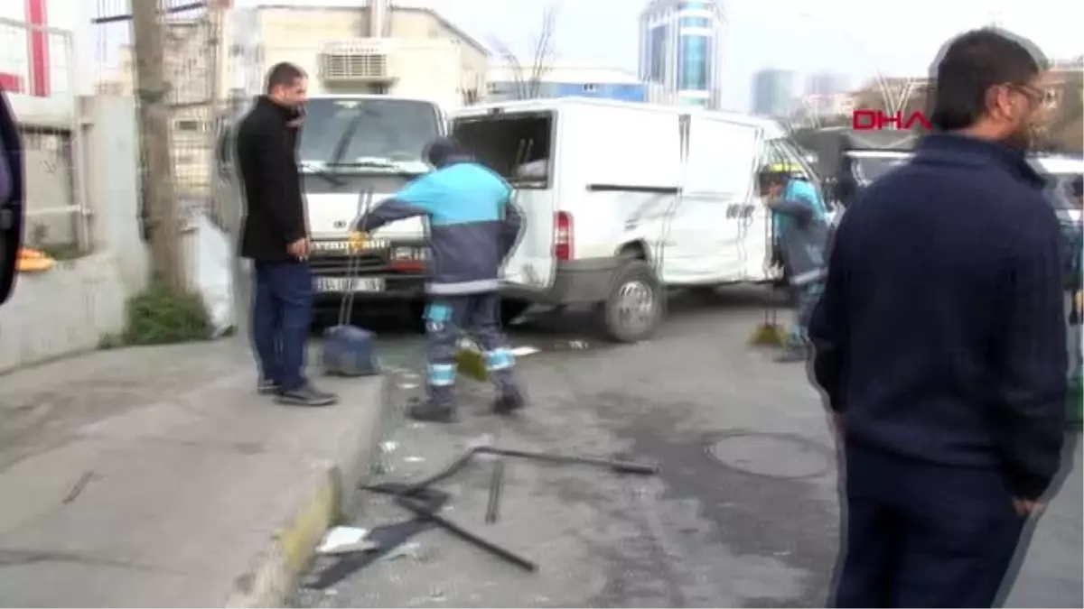 Gaziosmanpaşa\'da halk otobüsüyle otomobil çarpıştı