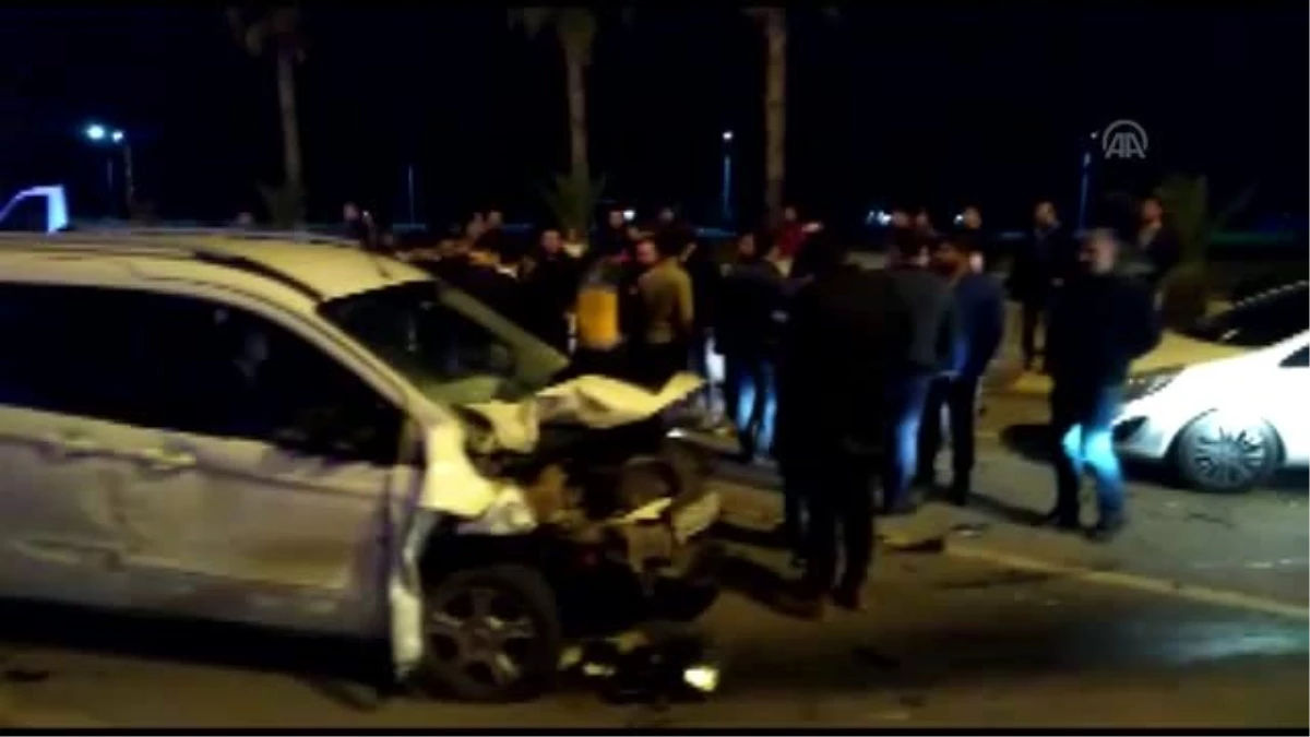 Hafif ticari araç otomobillere çarptı: 3 yaralı