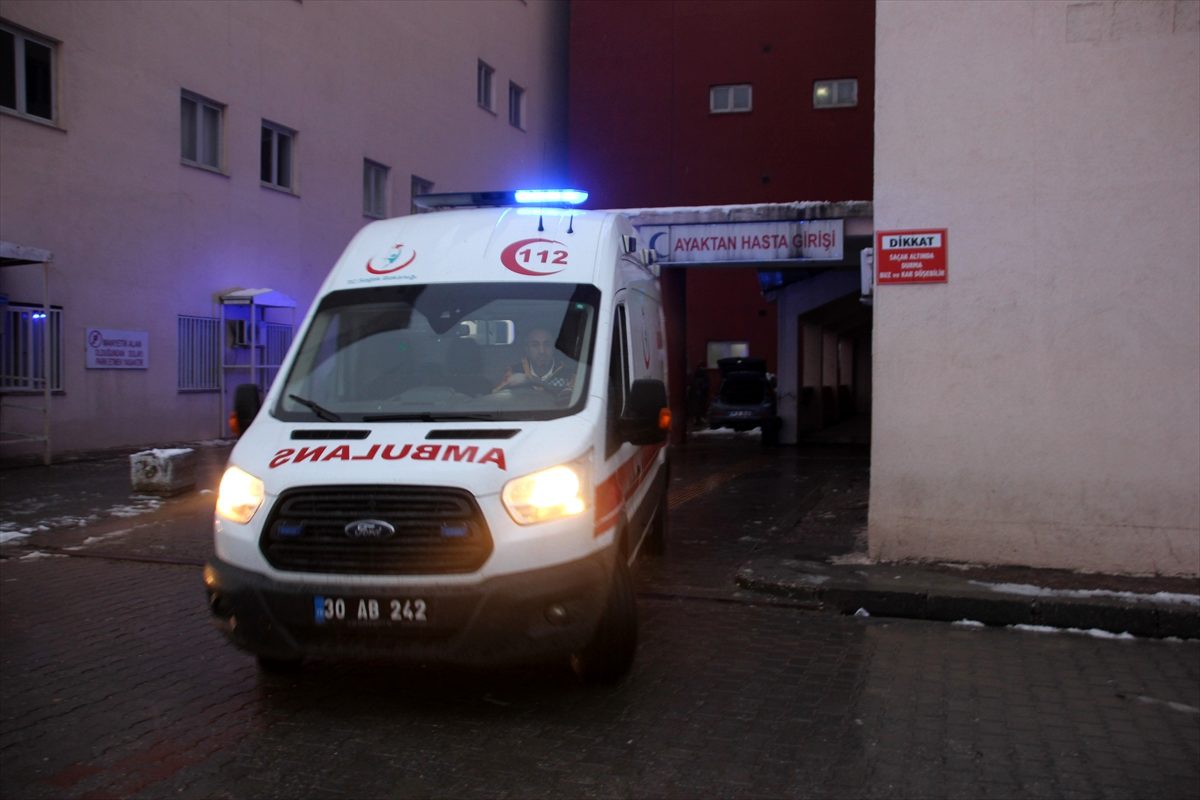 Hakkari\'de yamaçtan kopan kayaların düştüğü üs bölgesindeki 3 asker yaralandı