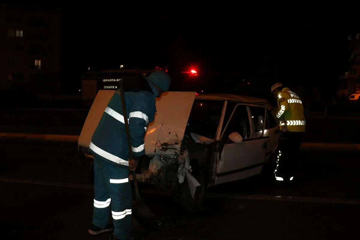 Isparta\'da otomobil trafik ışıklarında bekleyen araçlara çarptı: 1 yaralı