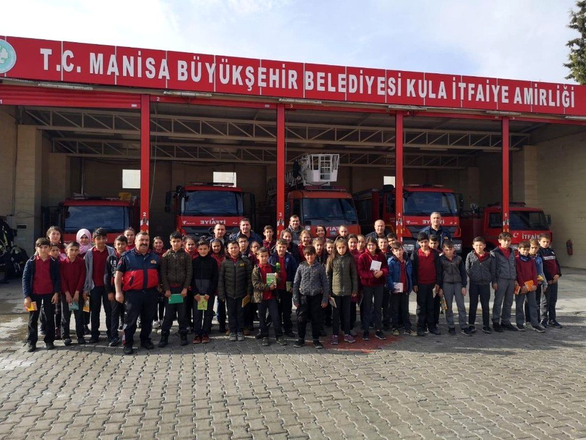 İtfaiye personeli, öğrenciler ile birlikte kitap okudu