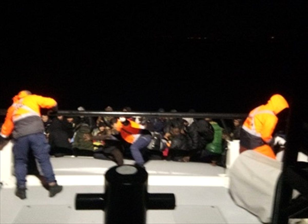 İzmir\'de 55 düzensiz göçmen yakalandı