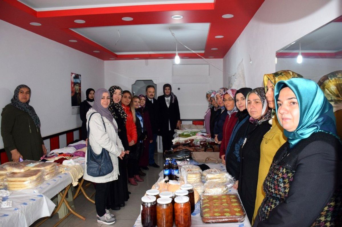 Kadınların evde yaptıkları ürünler kermeste tanıtıldı
