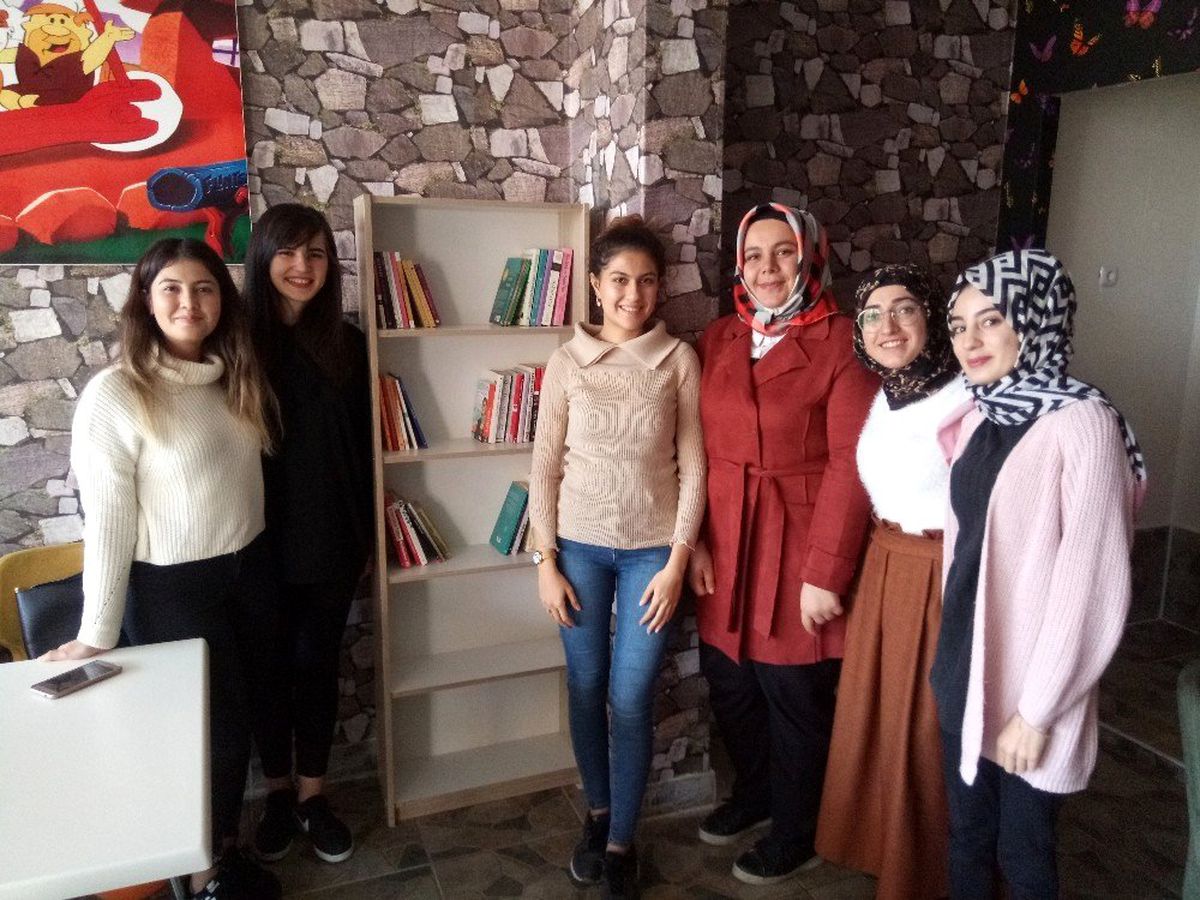 Karaman\'da üniversite öğrencileri kitap okuma etkinliği düzenledi