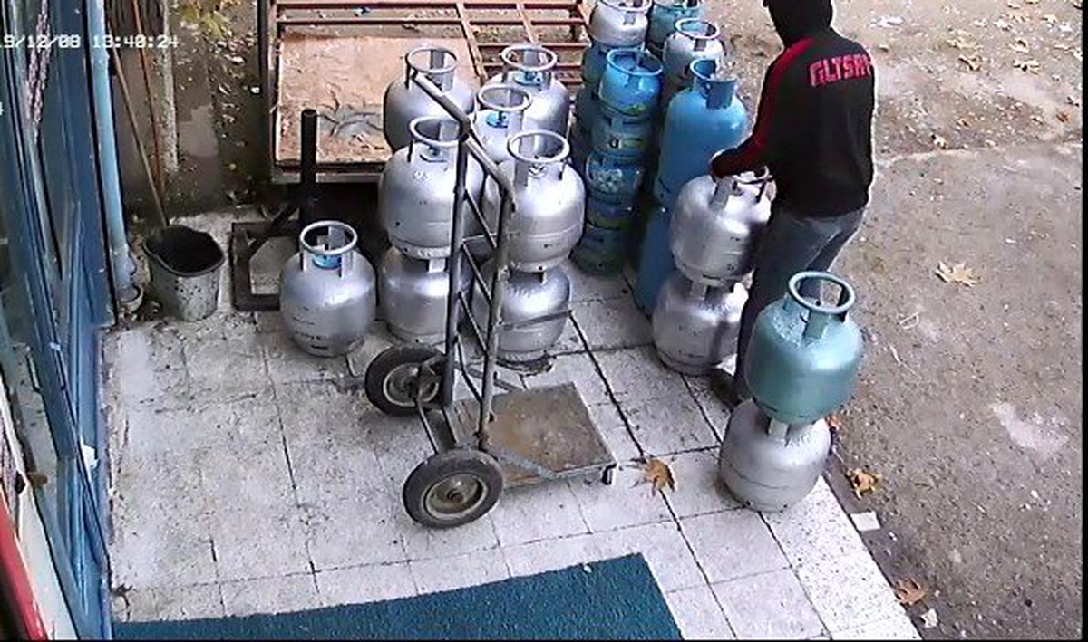 Kaşla göz arasında dükkanın önündeki tüpleri çaldılar