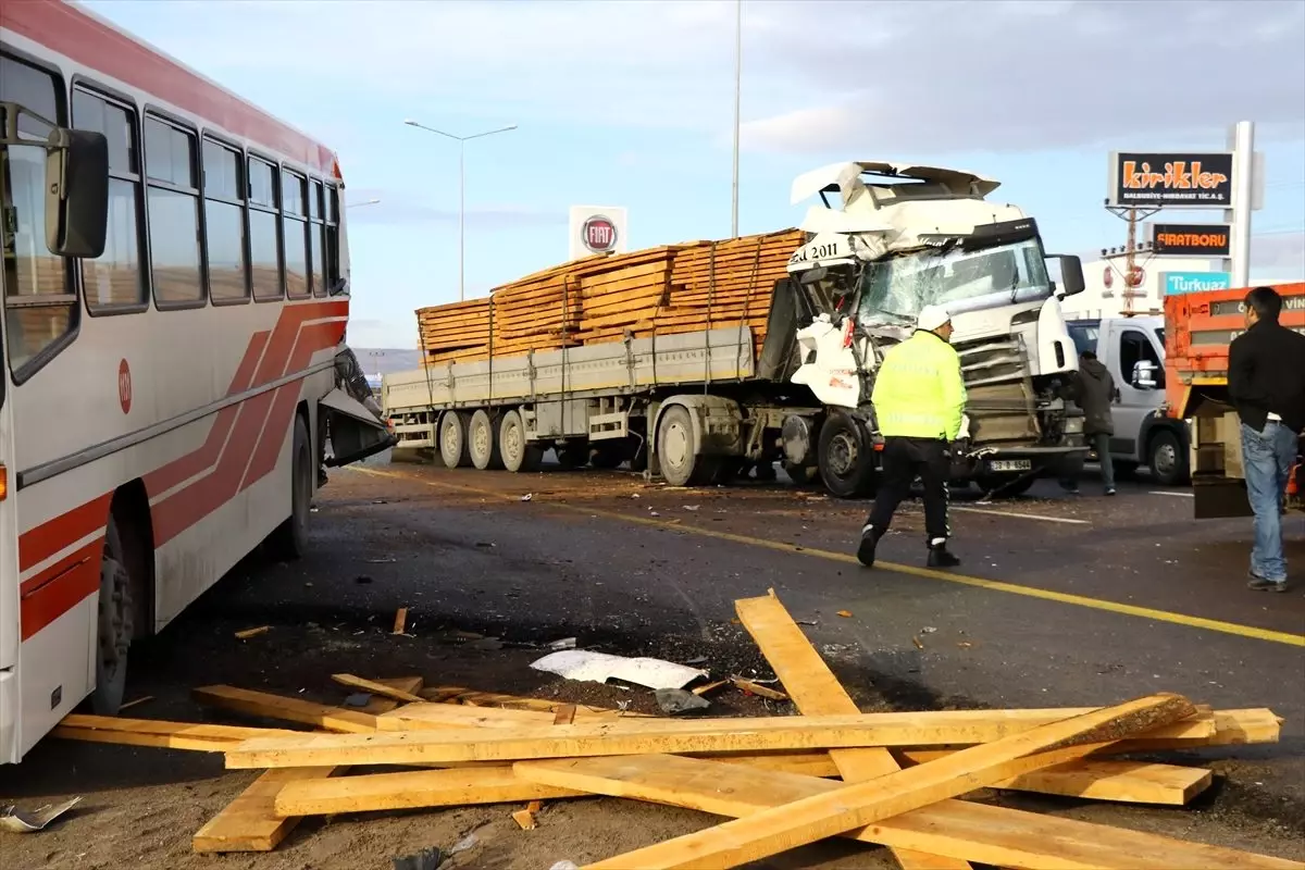 Kayseri\'de tır durakta bekleyen belediye otobüsüne çarptı: 11 yaralı
