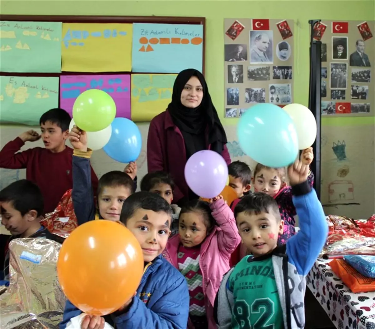 Lise öğrencilerinden köy okulundaki öğrencilere yardım