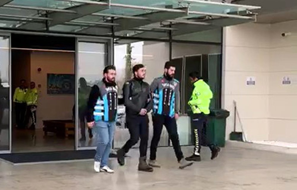 Motosiklete sırtüstü yatarak tek teker giden maganda yakalandı