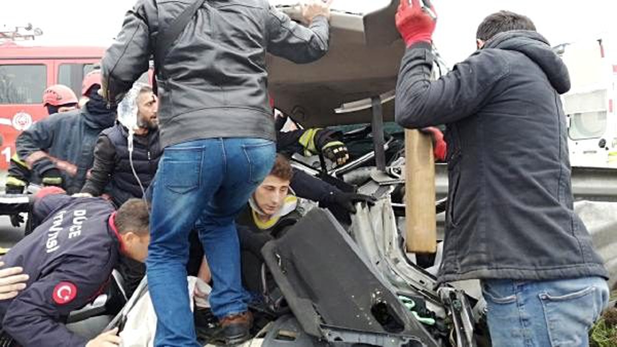 Otomobil bariyerlere çarptı; sürücü ile nişanlısı yaralı