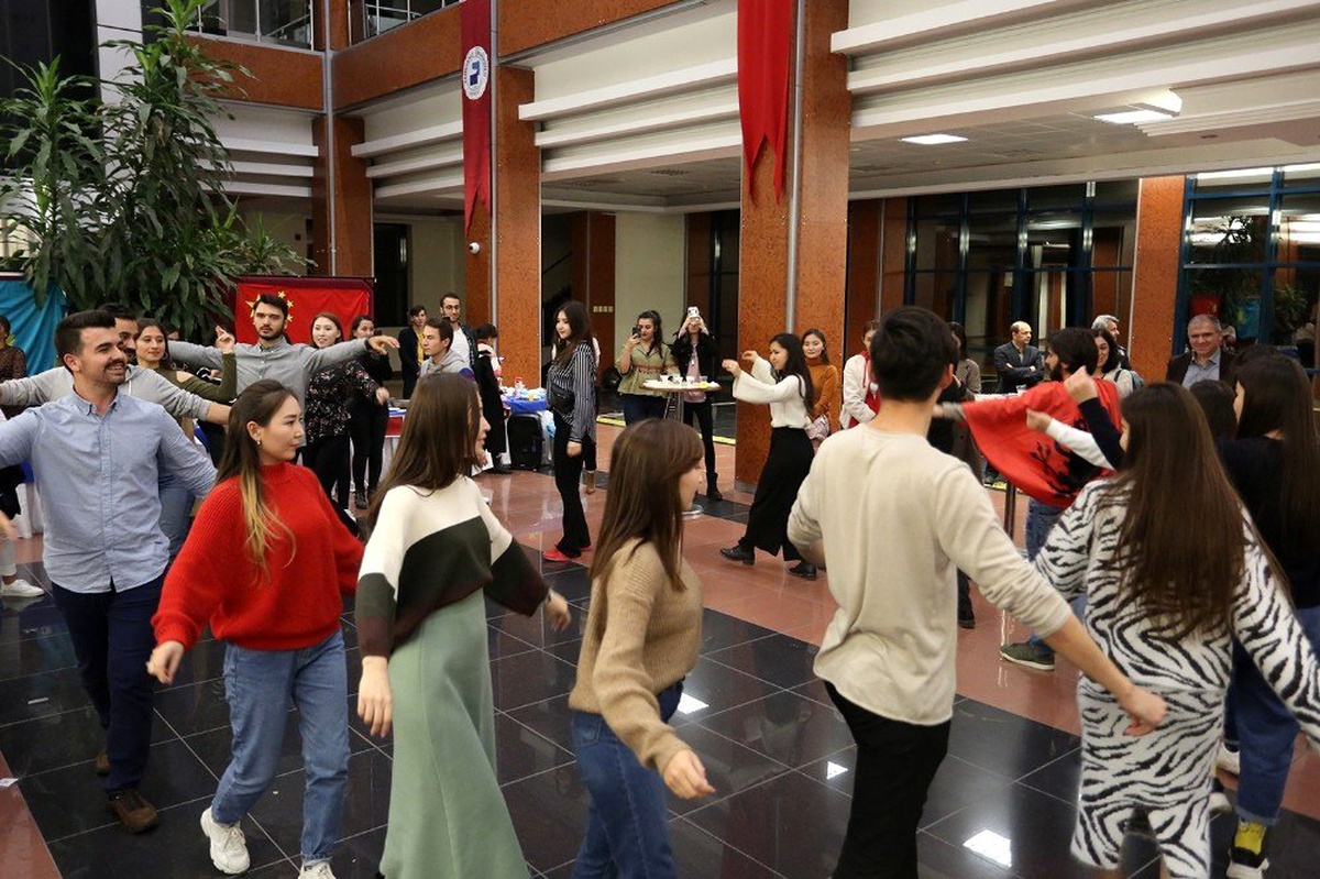 PAÜ\'de yabancı uyruklu öğrenciler yemeklerini tanıtıp \'zeybek\' onadı