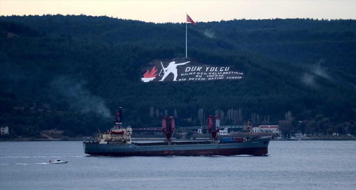 Rus askeri gemisi Çanakkale Boğazı\'ndan geçti