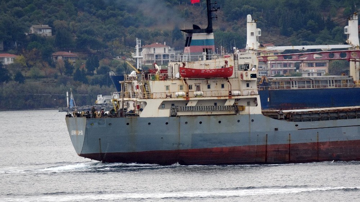 Rus askeri kargo gemisi Çanakkale Boğazı\'ndan geçti
