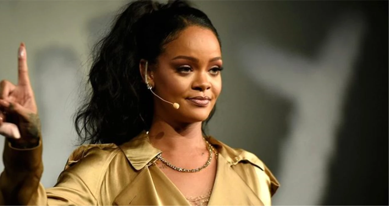 Şarkıcı Rihanna, göğüslerini sallayarak dans etti