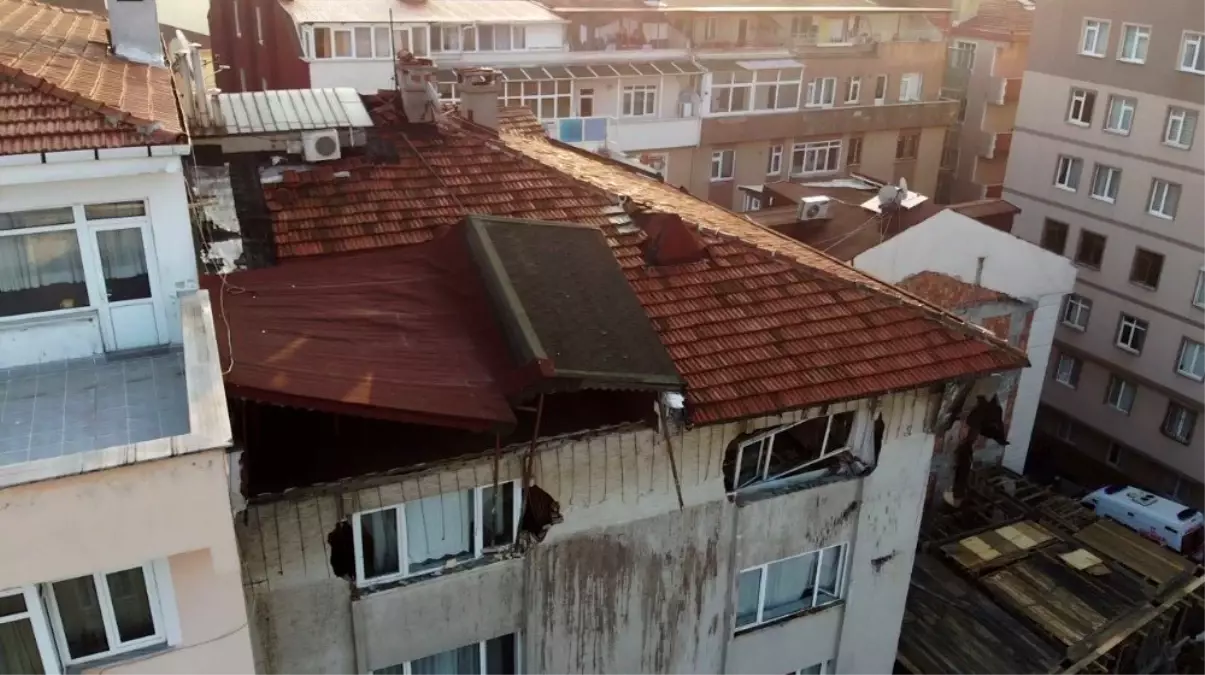 Şişli\'de 6 katlı binanın çatı katında çökme: 3 yaralı