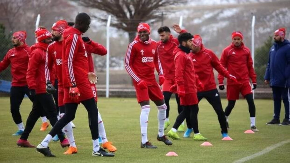 Sivasspor\'da neşeli idman, halay çektiler!