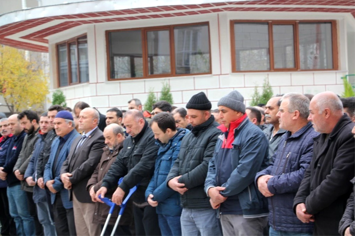 Soba yakarken alevler içinde kalan işçi defnedildi