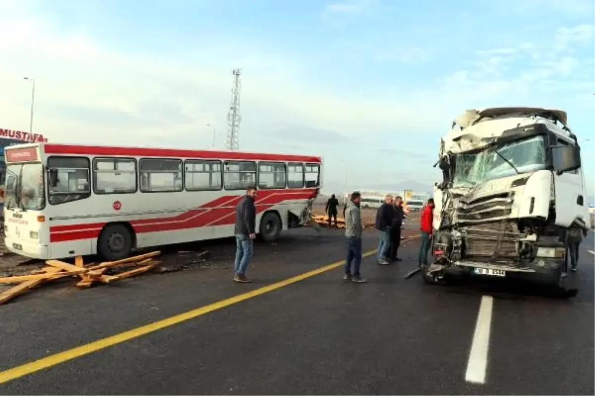 TIR, belediye otobüsüne çarptı: 11 yaralı