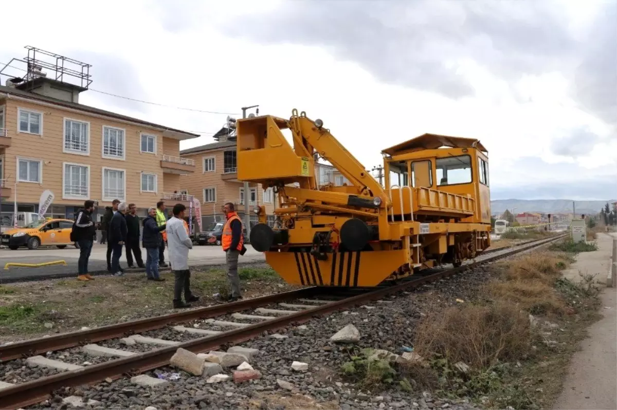 Tren çekicisi raylardan geçen kadına çarptı: 1 ölü