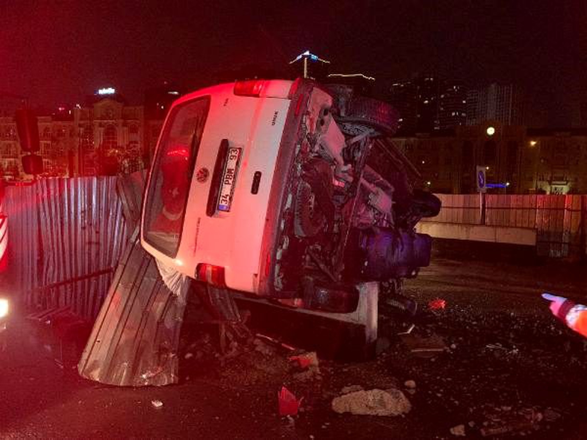 Yol bakım çalışmasını fark etmeyen sürücü bariyerlere çarptı: 4 yaralı