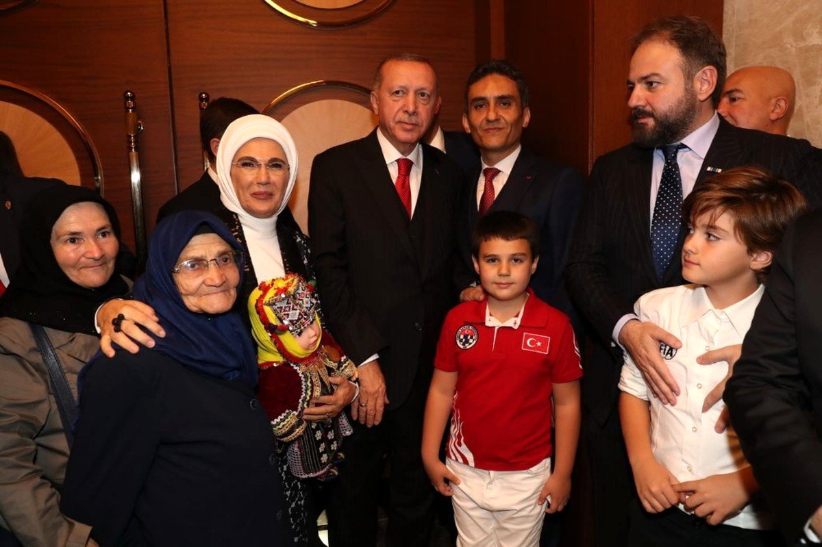 85 yaşında okuma yazma öğrenen Şahizar Teyze\'yi cumhurbaşkanı misafir etti