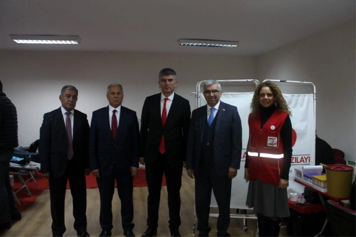 Adana\'da ilkokul öğretmenleri ve velilerinden Kızılay\'a kan bağışı