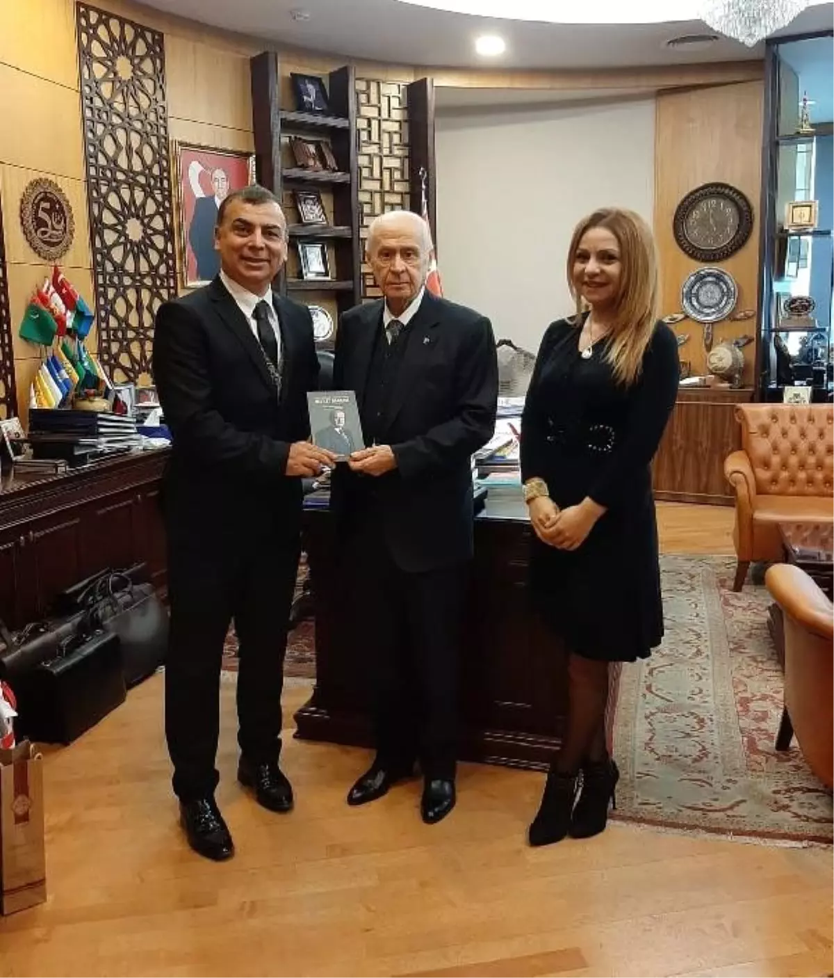 Akademisyen kardeşler, Bahçeli\'nin liderliğini yazdı