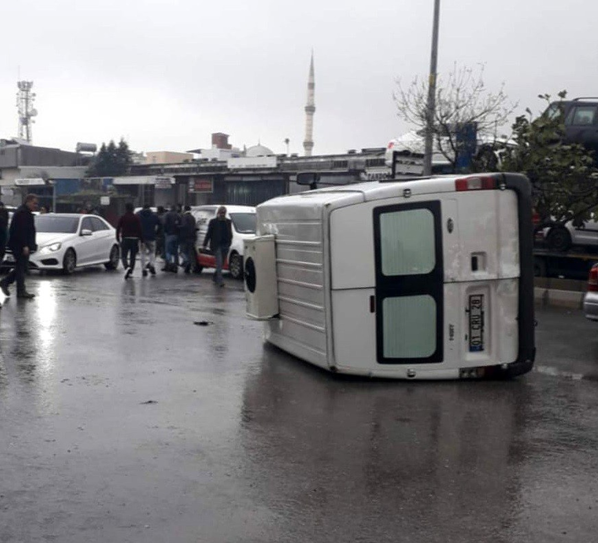 Ara yoldan kontrolsüz çıkan pikap, minibüsü devirdi