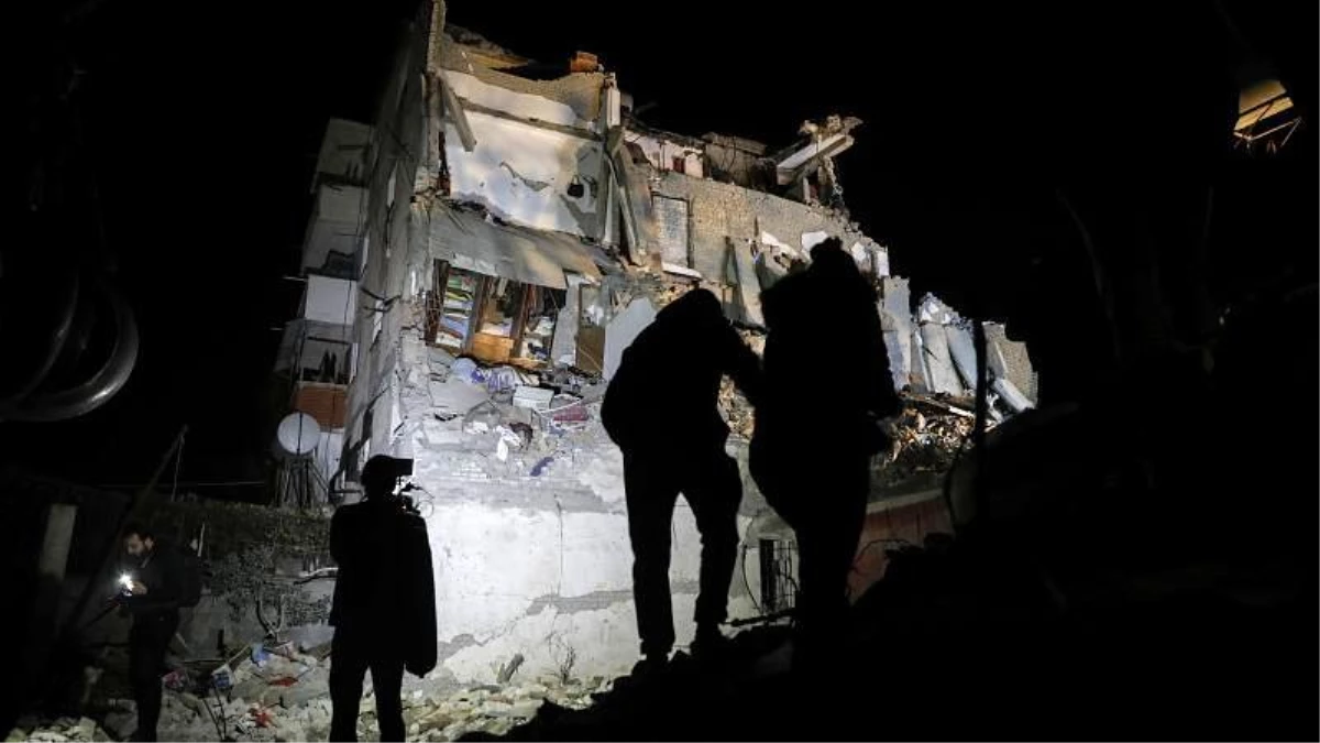 Arnavut savcılar, deprem sonrası kötü yapılaşma nedeniyle 17 kişi hakkında yakalama emri çıkardı