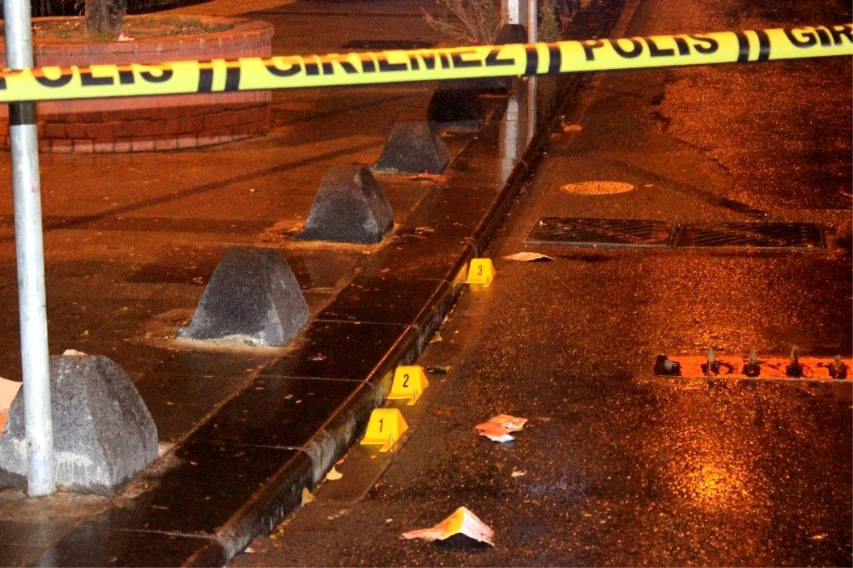 Beyoğlu\'nda motosikletli şahıslar parkta sohbet eden gruba ateş açtı: 2 yaralı