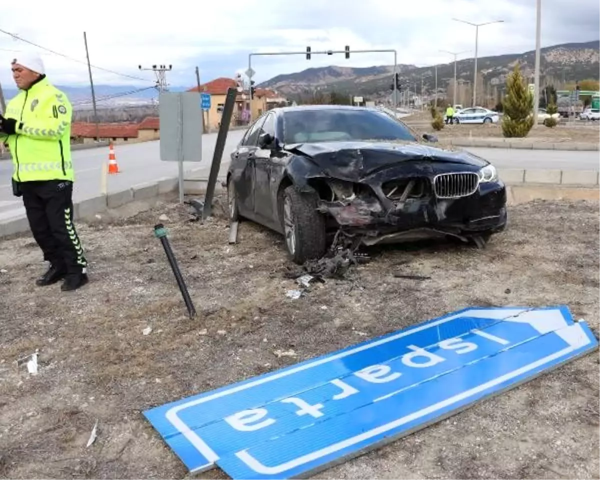 Burdur\'da otomobiller çarpıştı: 5 yaralı