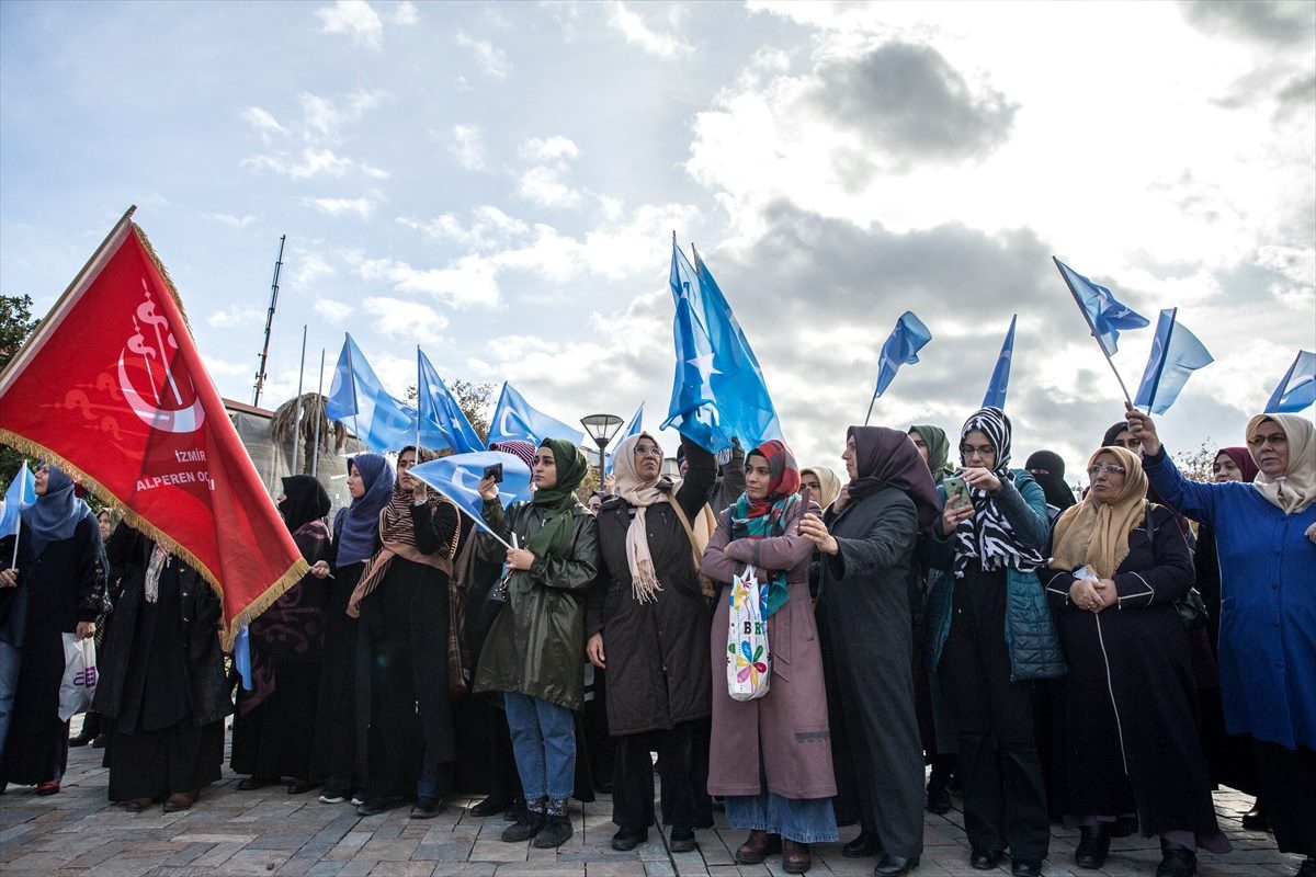 Çin\'in Doğu Türkistan\'daki hak ihlalleri İzmir\'de protesto edildi
