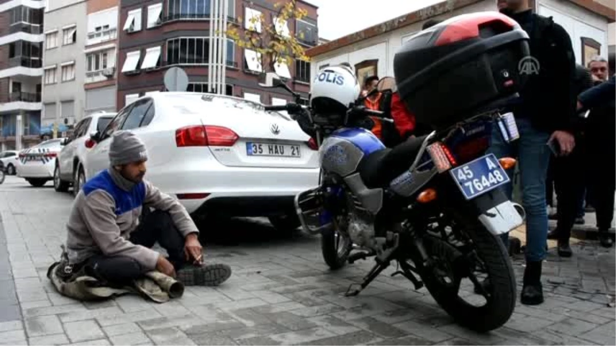 Ehliyetsiz sürücü, kesilen trafik cezasını yola oturarak protesto etti