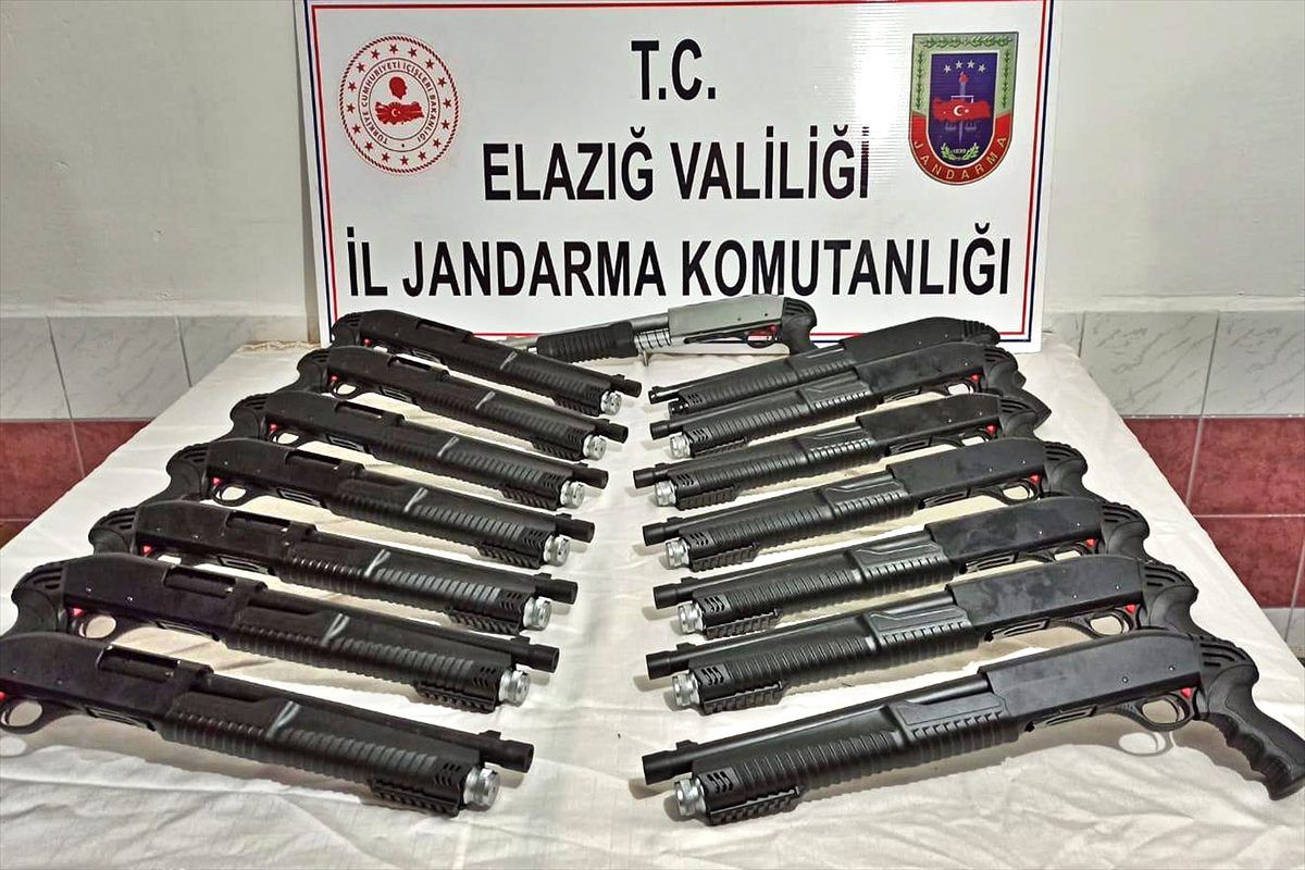 Elazığ\'da 15 kaçak pompalı tüfek ele geçirildi