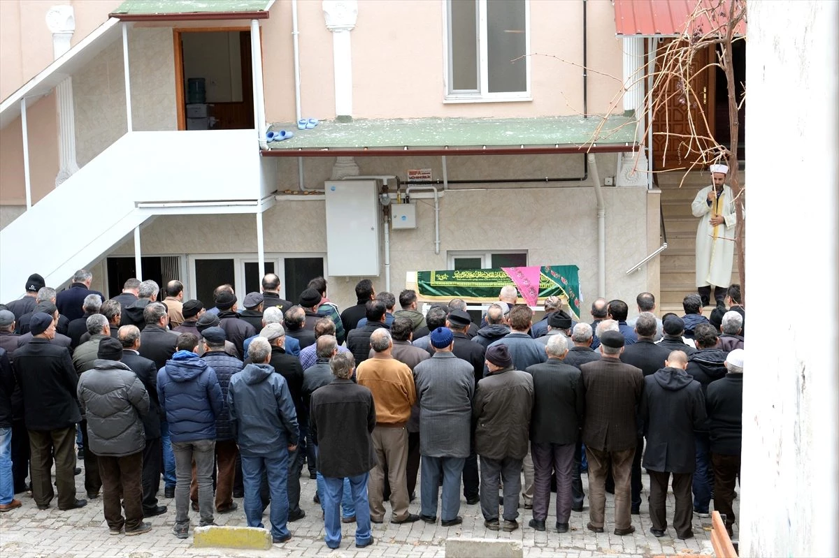 Eşi tarafından darbedilip öldürülen kadının cenazesi Tokat\'ta defnedildi