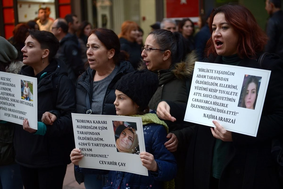 Eskişehir\'de insan zinciri oluşturarak kadına şiddete "hayır" dediler