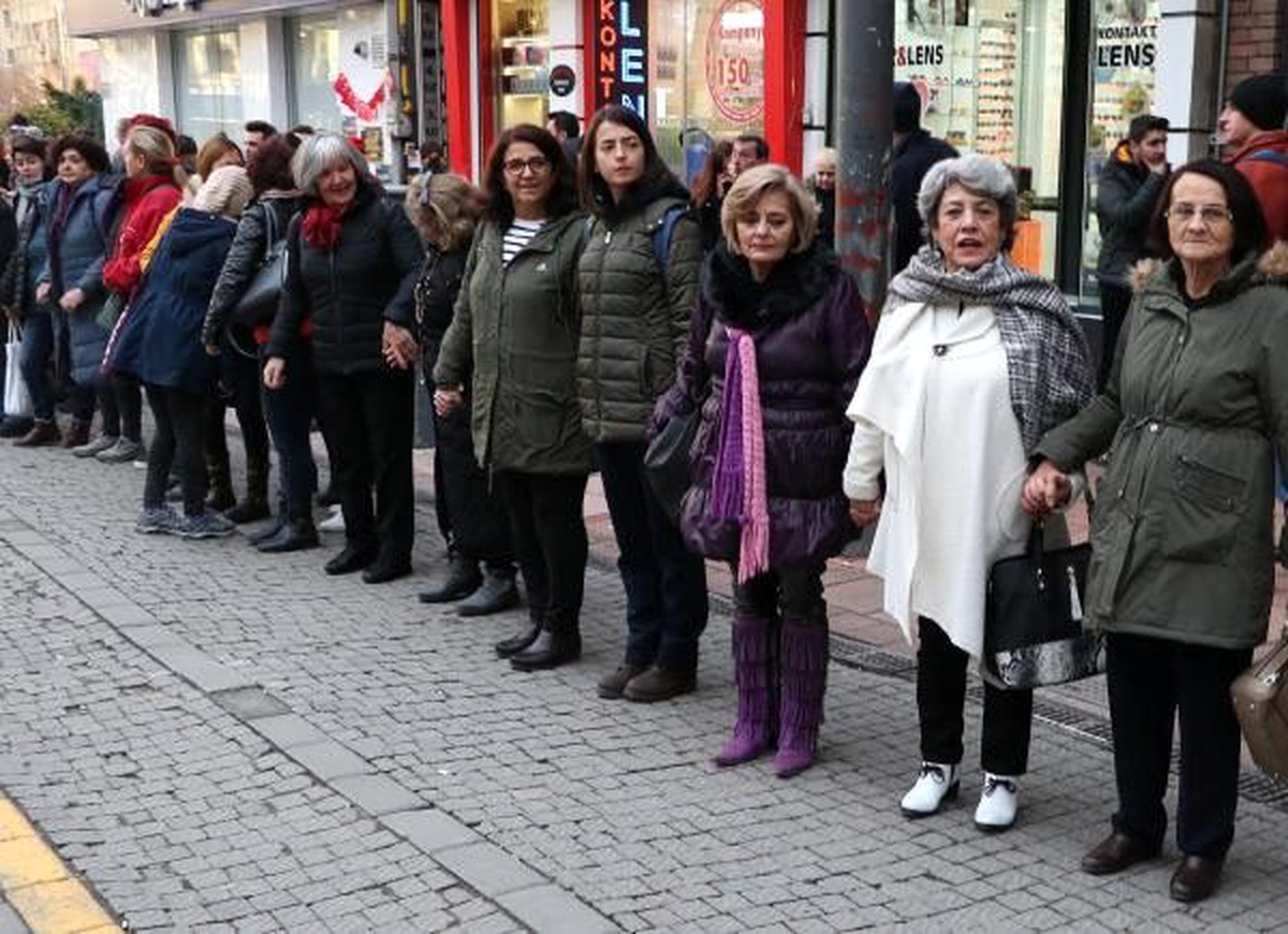 Eskişehir\'de kadınlarlardan şiddete karşı insan zinciri