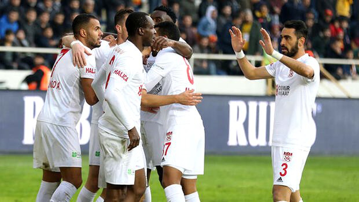 Fenerbahçe\'yi korkutan istatistik! Sivasspor...