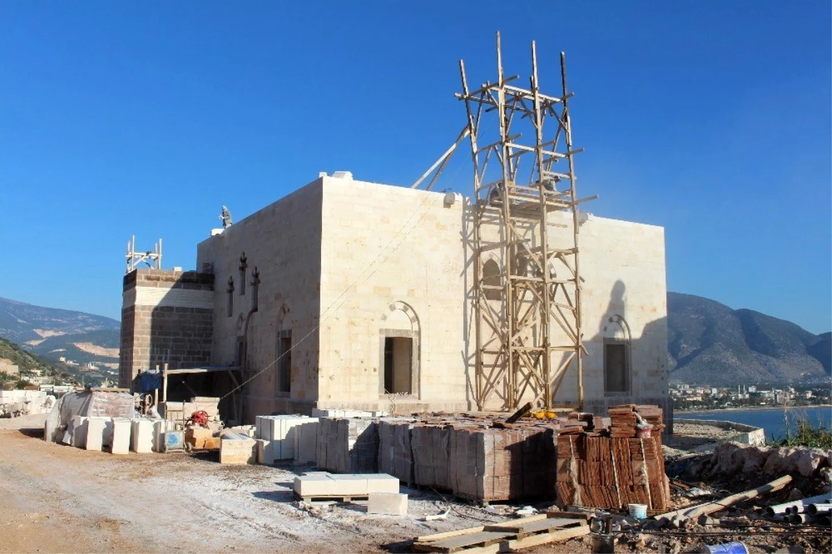 Finike Eroğlu Nuri Camii yükseliyor