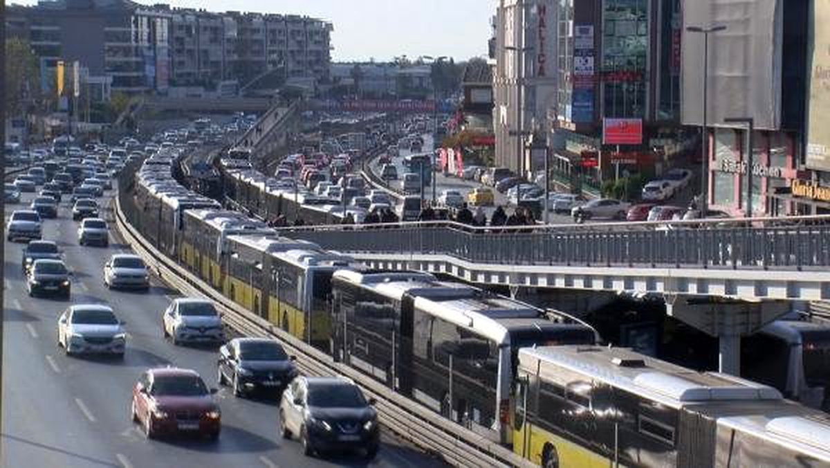 Florya\'da metrobüs arızalandı; uzun kuyruklar oluştu
