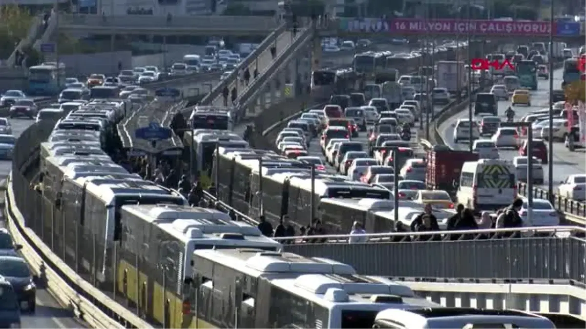 Florya\'da metrobüs arızalandı; uzun kuyruklar oluştu